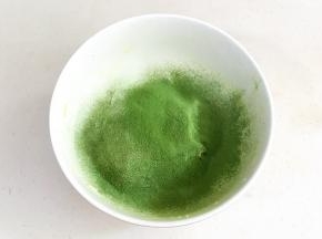 筛入低筋面粉、抹茶粉和全脂奶粉。