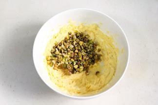 加入切碎的开心果，用刮刀拌拌。