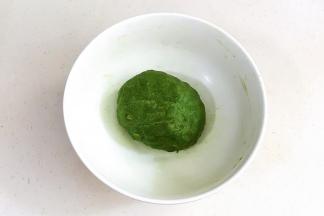 用刮刀拌拌，接着用手揉捏成团。