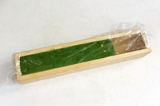 饼干面团放保鲜膜上按压成长条状，接着放入饼干模具中整形。