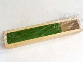 饼干面团放保鲜膜上按压成长条状，接着放入饼干模具中整形。