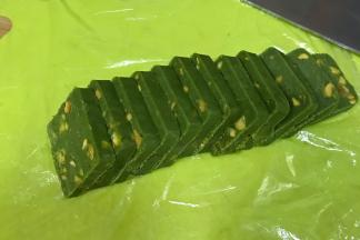 入冰箱冷藏约1小时，取出切成0.6厘米厚的片状。