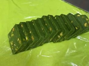 入冰箱冷藏约1小时，取出切成0.6厘米厚的片状。