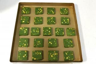 依次摆入不粘烤盘上，中间留有间隙。