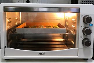 入预热的ACA北美电器MS32G烤箱中，上下火175度约13分钟。