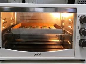 入预热的ACA北美电器MS32G烤箱中，上下火175度约13分钟。