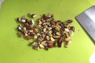 把开心果、核桃和杏仁稍稍切碎下。