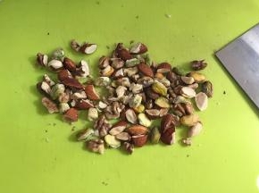 把开心果、核桃和杏仁稍稍切碎下。