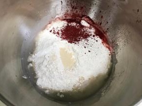 把除黄油和各类果仁外的面包食材放入厨师机搅拌桶内。