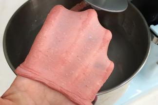 接着揉至薄而有韧性的膜，扩展阶段即可。