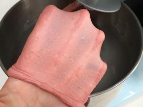 接着揉至薄而有韧性的膜，扩展阶段即可。