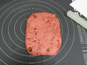 取一份松弛好的面团，用擀面杖擀成长方形。