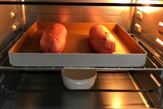 把面团放入烤箱内进行二发，在烤箱里放碗热水保持温度和湿度。