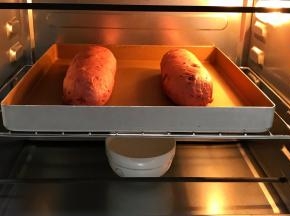 把面团放入烤箱内进行二发，在烤箱里放碗热水保持温度和湿度。