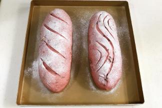 发至两倍大时取出面包，在表面筛一层薄薄的高筋面粉，用锋利的刀片在面包表面刮出纹理。