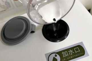 往烤箱加水口倒入20毫升的清水。