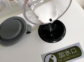 往烤箱加水口倒入20毫升的清水。