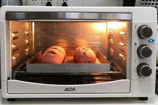 入预热的ACA北美电器MS32G烤箱中，设置加湿烘烤，上下火180度20分钟，面包表面上色后可盖锡纸，防止颜色烤深。