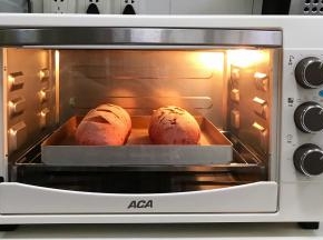 入预热的ACA北美电器MS32G烤箱中，设置加湿烘烤，上下火180度20分钟，面包表面上色后可盖锡纸，防止颜色烤深。