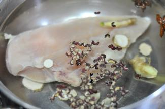 鸡胸肉冷水下锅，放入花椒、八角、葱、姜、蒜、盐、白芷，煮20分钟，筷子能扎透。