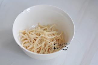 取一部分鸡胸，撕成条状。