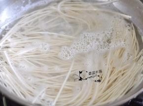 锅里水烧开后，放入金龙鱼优+活性发酵空心挂面，煮6分钟。这个面采用活性酵母发酵工艺，空心面身，易入味，更好吃，耐久煮，而且不糊汤，所以放心煮吧。