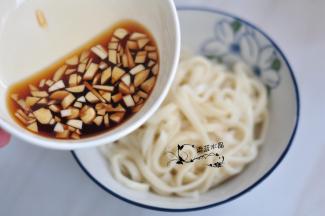 生抽、蚝油、蒜放入碗中，加少许开水搅匀。把面条捞出来，倒入混合好的料汁。