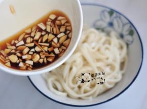 生抽、蚝油、蒜放入碗中，加少许开水搅匀。把面条捞出来，倒入混合好的料汁。