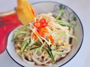 最后淋些辣椒油。