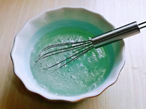 首先将开水与白凉粉倒入器具中。