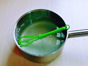 再次用手动打蛋器充分搅拌均匀。