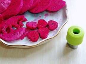 红心火龙果去皮，切片，再用爱心模具挖出形状。