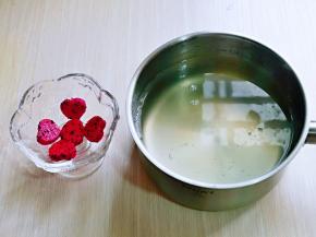 将火龙果摆放器具中。