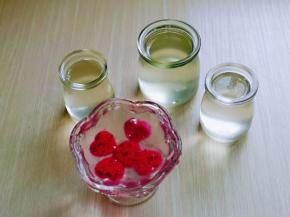 将煮好的果冻液倒入器具中，晾凉放入冰箱冷藏口感更好。