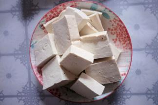 豆腐切成自己喜欢的小块