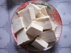 豆腐切成自己喜欢的小块