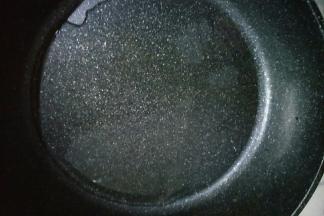 平底锅中倒入玉米油，开小火