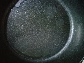平底锅中倒入玉米油，开小火