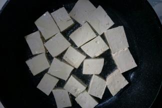 油温七成热放入豆腐块