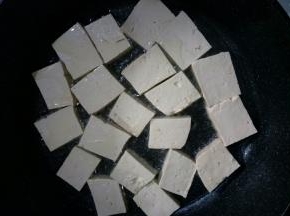 油温七成热放入豆腐块
