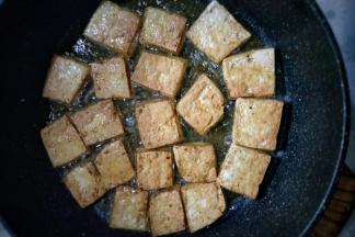 煎至金黄后翻面，煎至两面金黄即可