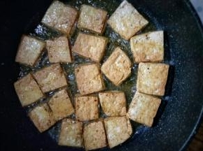 煎至金黄后翻面，煎至两面金黄即可