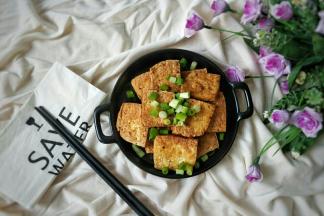 豆腐装盘后撒上葱花即可