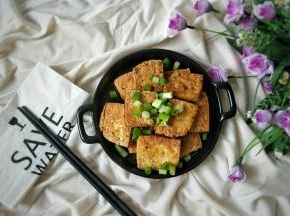 豆腐装盘后撒上葱花即可