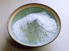 首先将预拌粉倒入大口器具中。