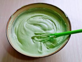 分次加入纯净水，一边用手动打蛋器搅拌至无干粉。