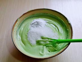 加入辅料包与白砂糖，拌均匀。(糖的量可以根据个人口味增减，辅料包是预拌粉自带的)