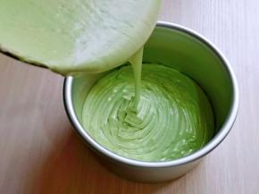 拌好的米糕糊倒入模具中。(模具刷上薄薄一层油)