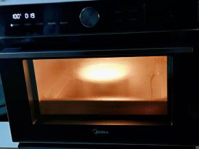 发酵好的面糊明显长高，100度蒸20-25分钟，焖5分钟。(我用的6寸蛋糕模具，所以时间需要长一点)