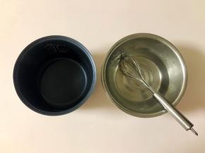 把不锈钢盆、蛋抽和电饭煲的内胆用开水冲烫消毒，避免杂菌影响酸奶发酵。